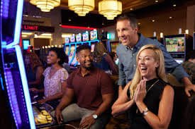 Free spin bonus round activation with locked reels